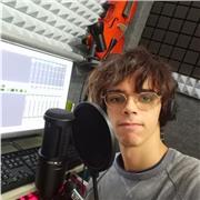 Tengo un nivel fluido de inglés. Tambien doy clases de música, guitarra y tambien estoy dispuesto a hacer de canguro